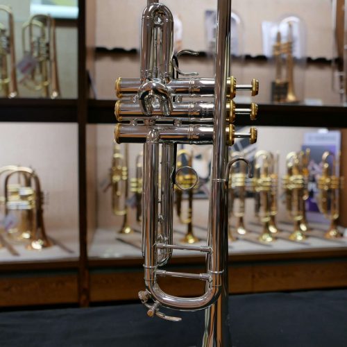 Silberne Trompete in einem Musikgeschäft ausgestellt